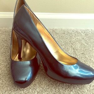 Metallic navy heel w/built in platform